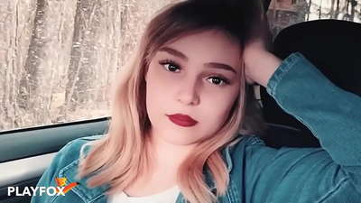 ਸੈਕਸੀ ਬੇਬੇ ਛੂਟ ਕਾਰਡ 'ਤੇ ਖੁਸ਼ੀ ਨਾਲ ਚੂਸਦੀ ਹੈ